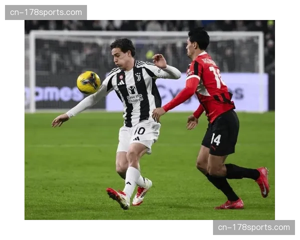 特写：弗拉霍维奇任意球击中横梁，尤文图斯错失扳平良机